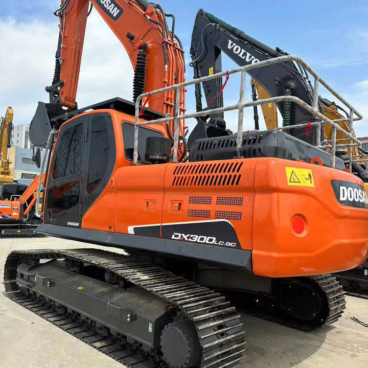 Used Digger DOOSAN DX300 Construction Machinery Construction Digger Used DOOSAN DX300 Cheap Excavator - Pelle sur chenille: photos 1 Used Digger DOOSAN DX300 Construction Machinery Construction Digger Used DOOSAN DX300 Cheap Excavator - Pelle sur chenille: photos 1