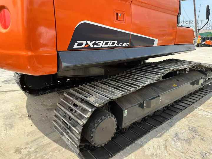 Used Digger DOOSAN DX300 Construction Machinery Construction Digger Used DOOSAN DX300 Cheap Excavator - Pelle sur chenille: photos 4 Used Digger DOOSAN DX300 Construction Machinery Construction Digger Used DOOSAN DX300 Cheap Excavator - Pelle sur chenille: photos 4