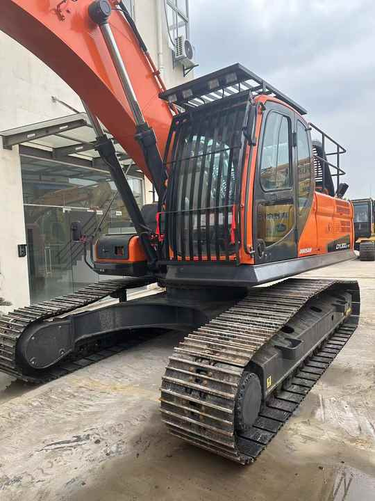 Used Digger DOOSAN DX300 Construction Machinery Construction Digger Used DOOSAN DX300 Cheap Excavator - Pelle sur chenille: photos 4 Used Digger DOOSAN DX300 Construction Machinery Construction Digger Used DOOSAN DX300 Cheap Excavator - Pelle sur chenille: photos 4