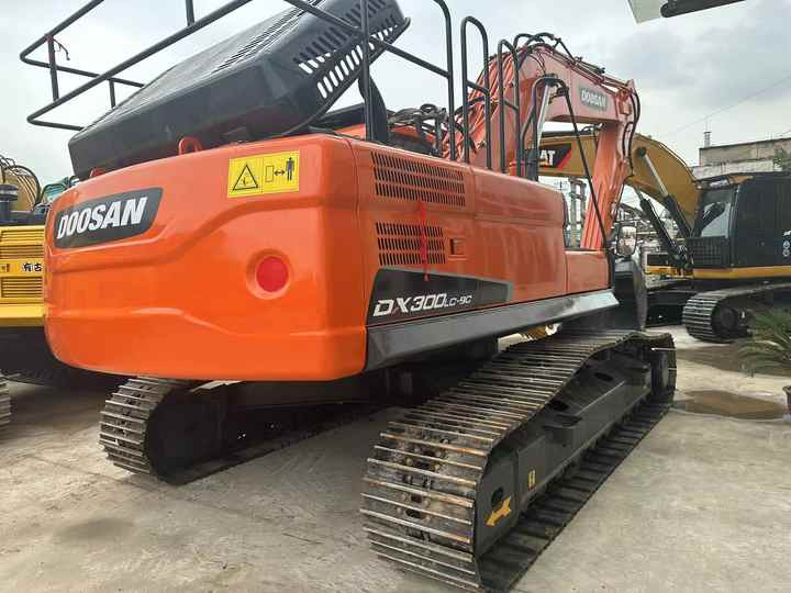 Used Digger DOOSAN DX300 Construction Machinery Construction Digger Used DOOSAN DX300 Cheap Excavator - Pelle sur chenille: photos 2 Used Digger DOOSAN DX300 Construction Machinery Construction Digger Used DOOSAN DX300 Cheap Excavator - Pelle sur chenille: photos 2