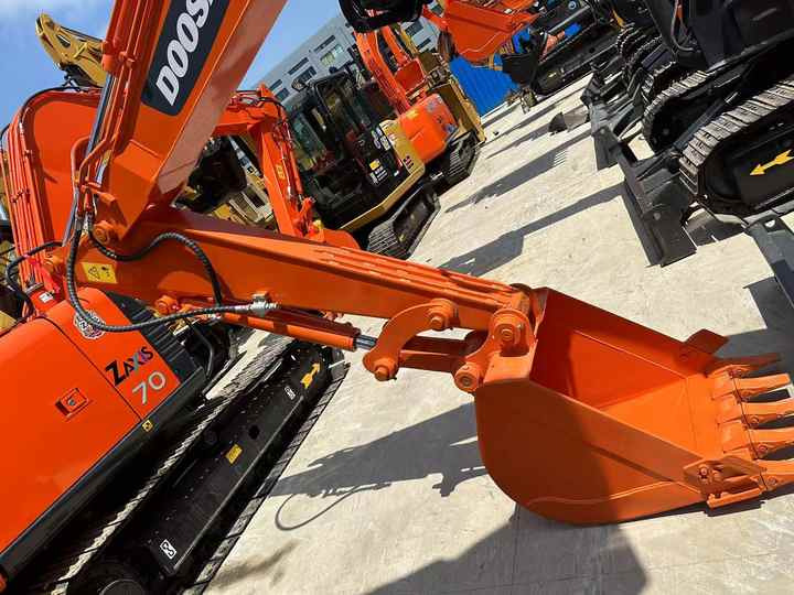 Used Digger DOOSAN DX55 Construction Machinery Construction Digger Used DOOSAN DX55 Cheap Excavator - Pelle sur chenille: photos 4 Used Digger DOOSAN DX55 Construction Machinery Construction Digger Used DOOSAN DX55 Cheap Excavator - Pelle sur chenille: photos 4