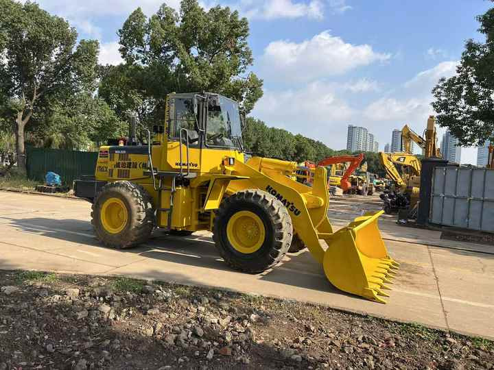 Used komatsu Wa320-3 Wheel Loader Second Hand Machine Popular Brand komatsu Hydraulic Machinery - Chargeuse sur pneus: photos 2 Used komatsu Wa320-3 Wheel Loader Second Hand Machine Popular Brand komatsu Hydraulic Machinery - Chargeuse sur pneus: photos 2
