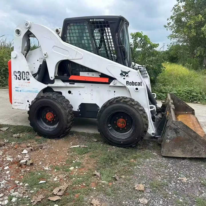 Very Good Machine Used Skid Wheel Loader Bobcat S300 for Sale - Mini chargeuse: photos 1 Very Good Machine Used Skid Wheel Loader Bobcat S300 for Sale - Mini chargeuse: photos 1