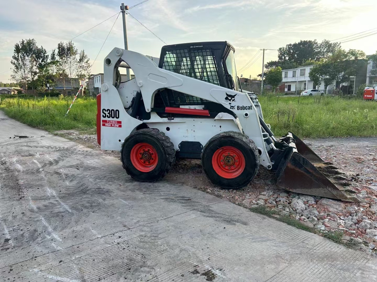 BOBCAT S300 - Mini chargeuse: photos 2 BOBCAT S300 - Mini chargeuse: photos 2
