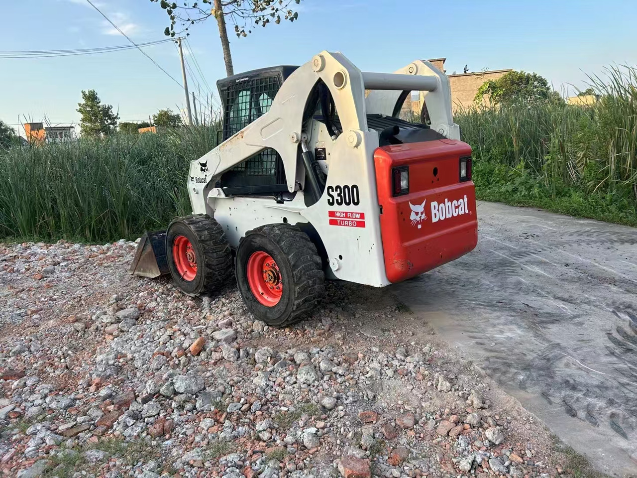 BOBCAT S300 - Mini chargeuse: photos 3 BOBCAT S300 - Mini chargeuse: photos 3