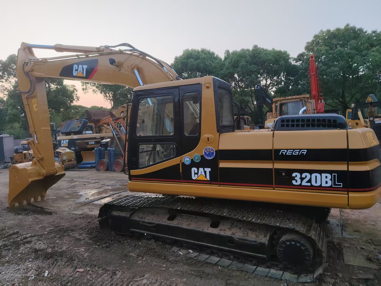 CATERPILLAR 320B - Pelle sur chenille: photos 1 CATERPILLAR 320B - Pelle sur chenille: photos 1