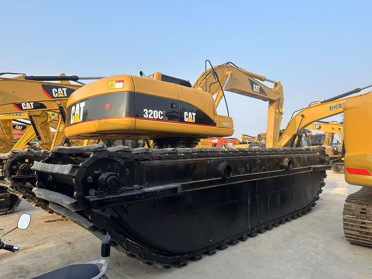 CATERPILLAR 320C Amphibious excavator - Excavatrice amphibie: photos 2 CATERPILLAR 320C Amphibious excavator - Excavatrice amphibie: photos 2