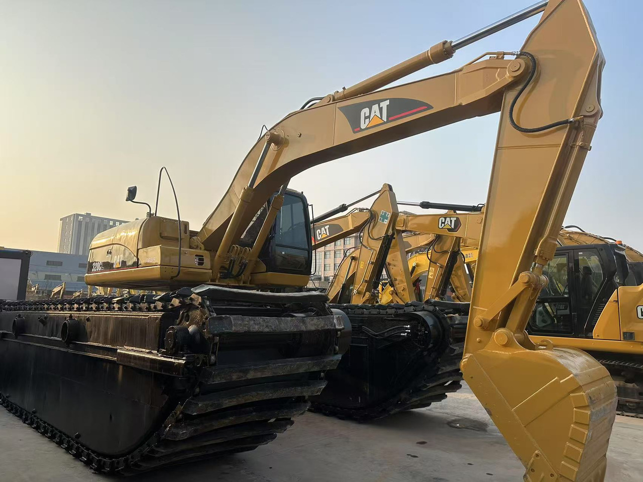 CATERPILLAR 320C Amphibious excavator - Excavatrice amphibie: photos 4 CATERPILLAR 320C Amphibious excavator - Excavatrice amphibie: photos 4