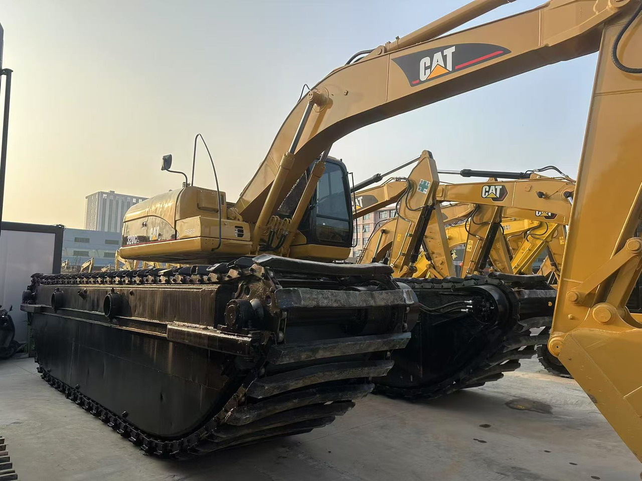 CATERPILLAR 320C Amphibious excavator - Excavatrice amphibie: photos 3 CATERPILLAR 320C Amphibious excavator - Excavatrice amphibie: photos 3