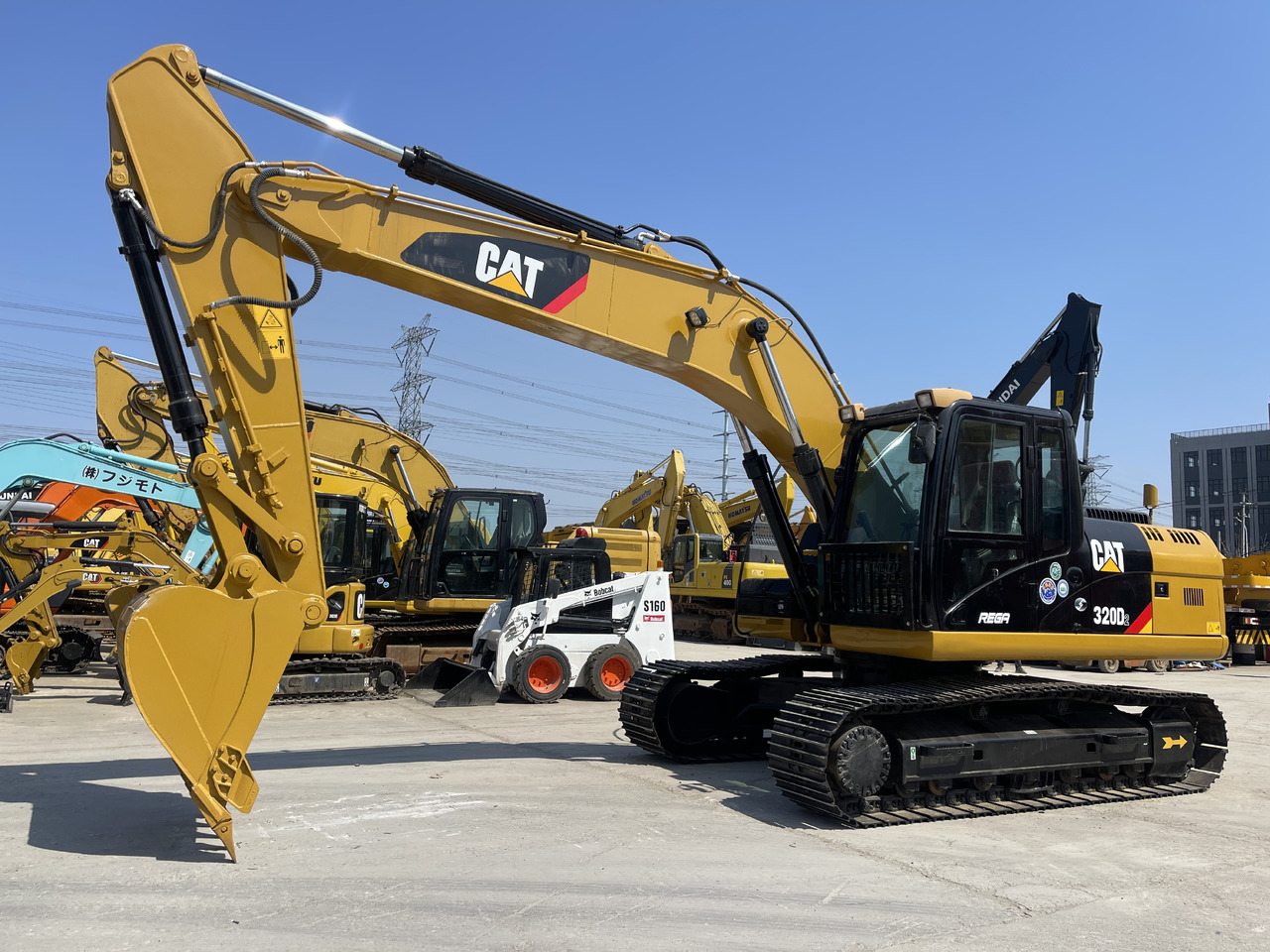 CATERPILLAR 320D2 - Pelle sur chenille: photos 3 CATERPILLAR 320D2 - Pelle sur chenille: photos 3