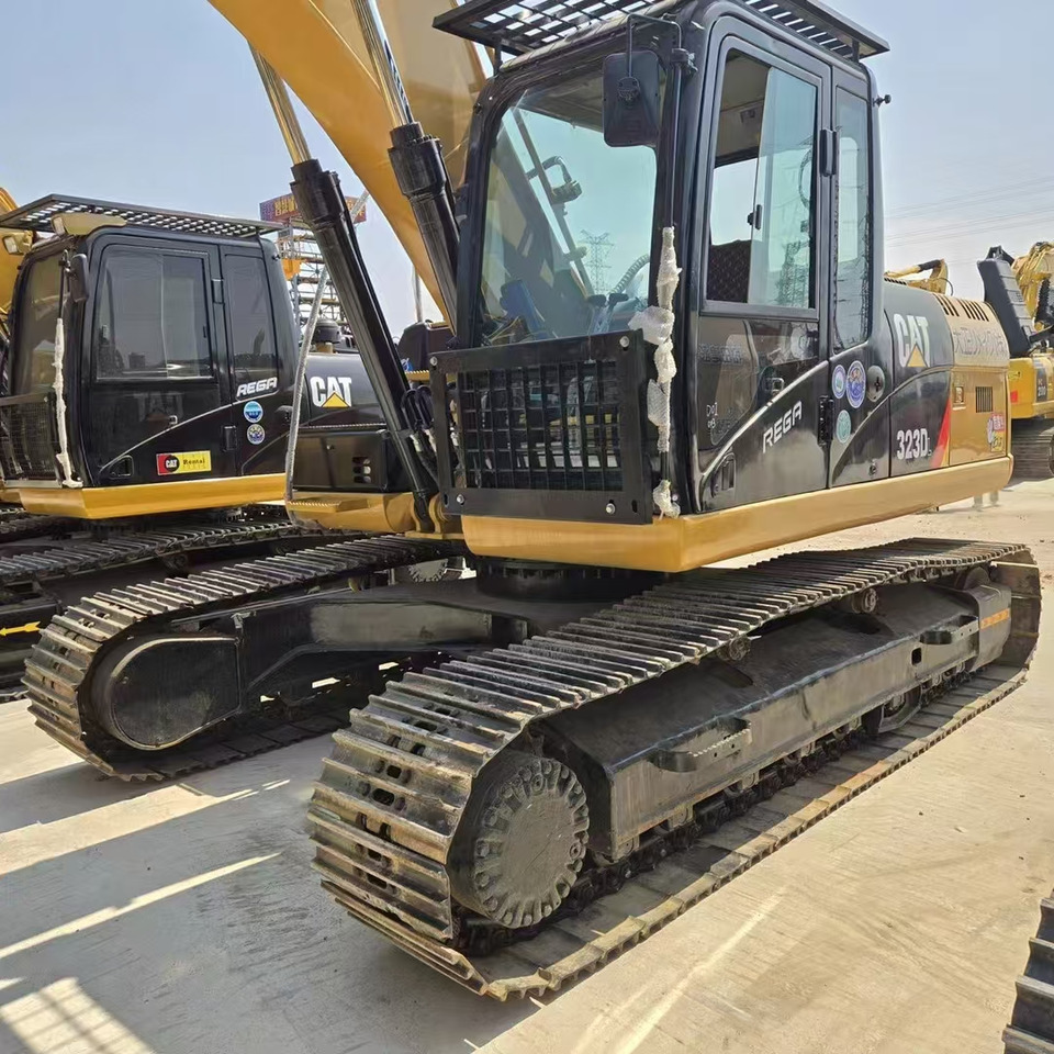 CATERPILLAR 323D2 - Pelle sur chenille: photos 4 CATERPILLAR 323D2 - Pelle sur chenille: photos 4