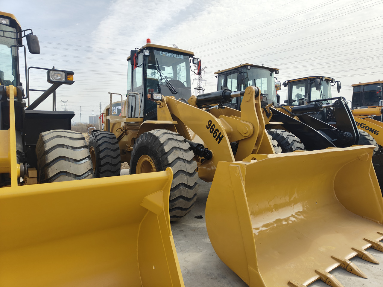 CATERPILLAR 966H - Chargeuse sur pneus: photos 4 CATERPILLAR 966H - Chargeuse sur pneus: photos 4