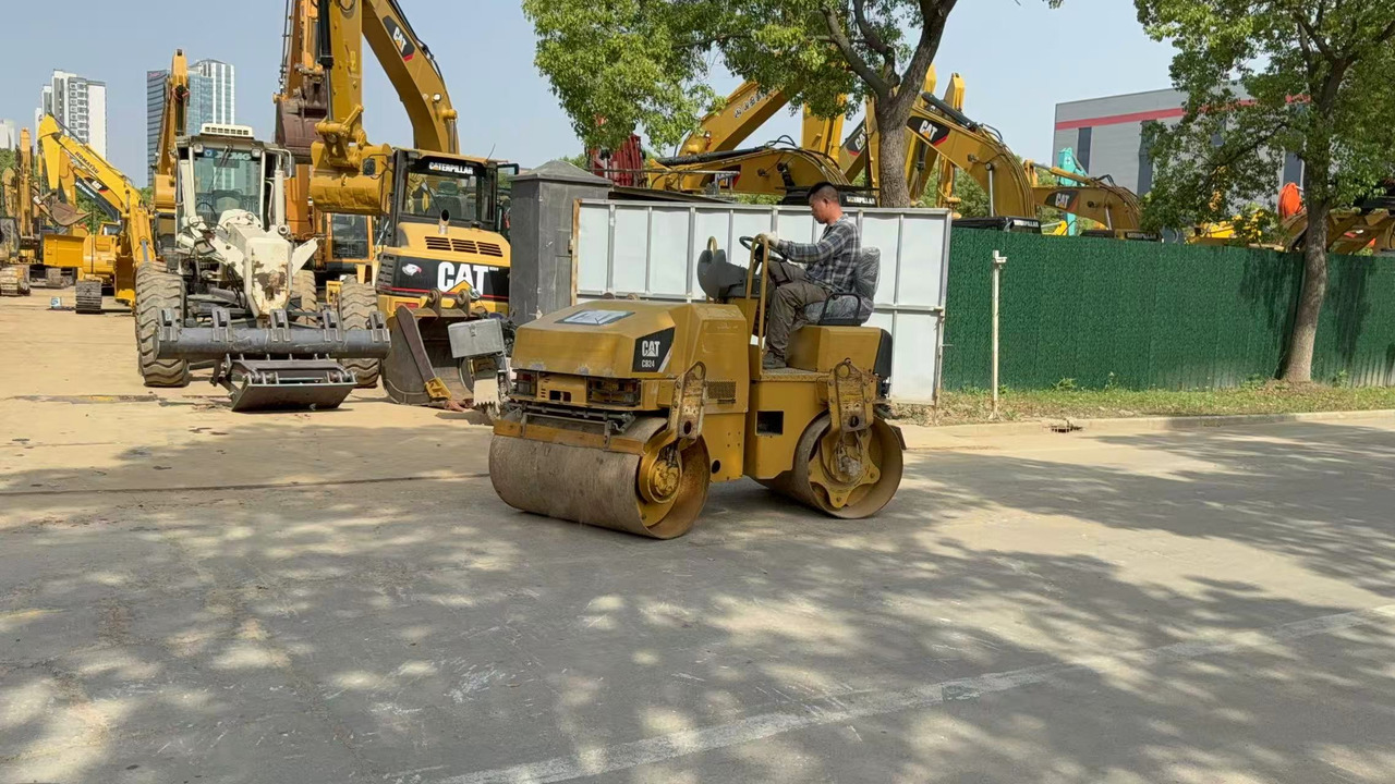 CATERPILLAR CB24B - Rouleau compresseur: photos 3 CATERPILLAR CB24B - Rouleau compresseur: photos 3