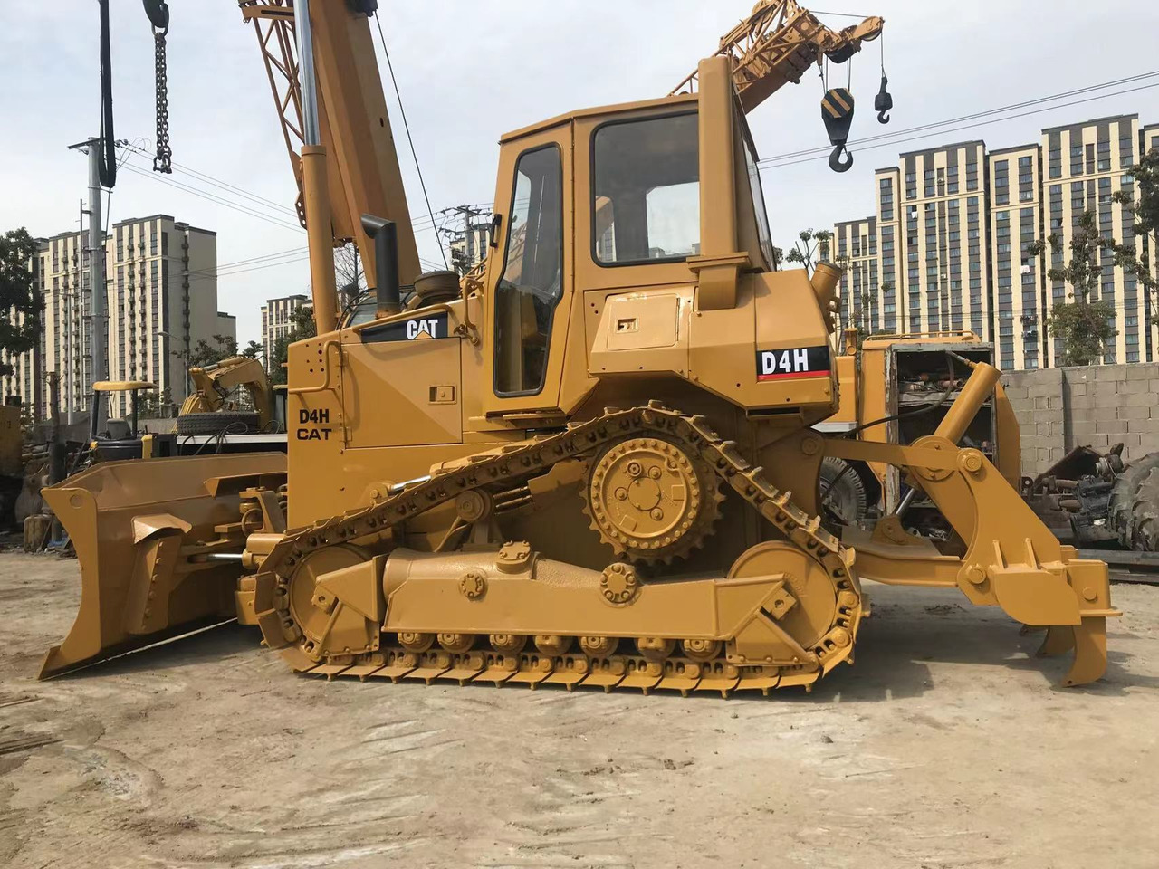 CATERPILLAR D4H - Bulldozer: photos 2 CATERPILLAR D4H - Bulldozer: photos 2
