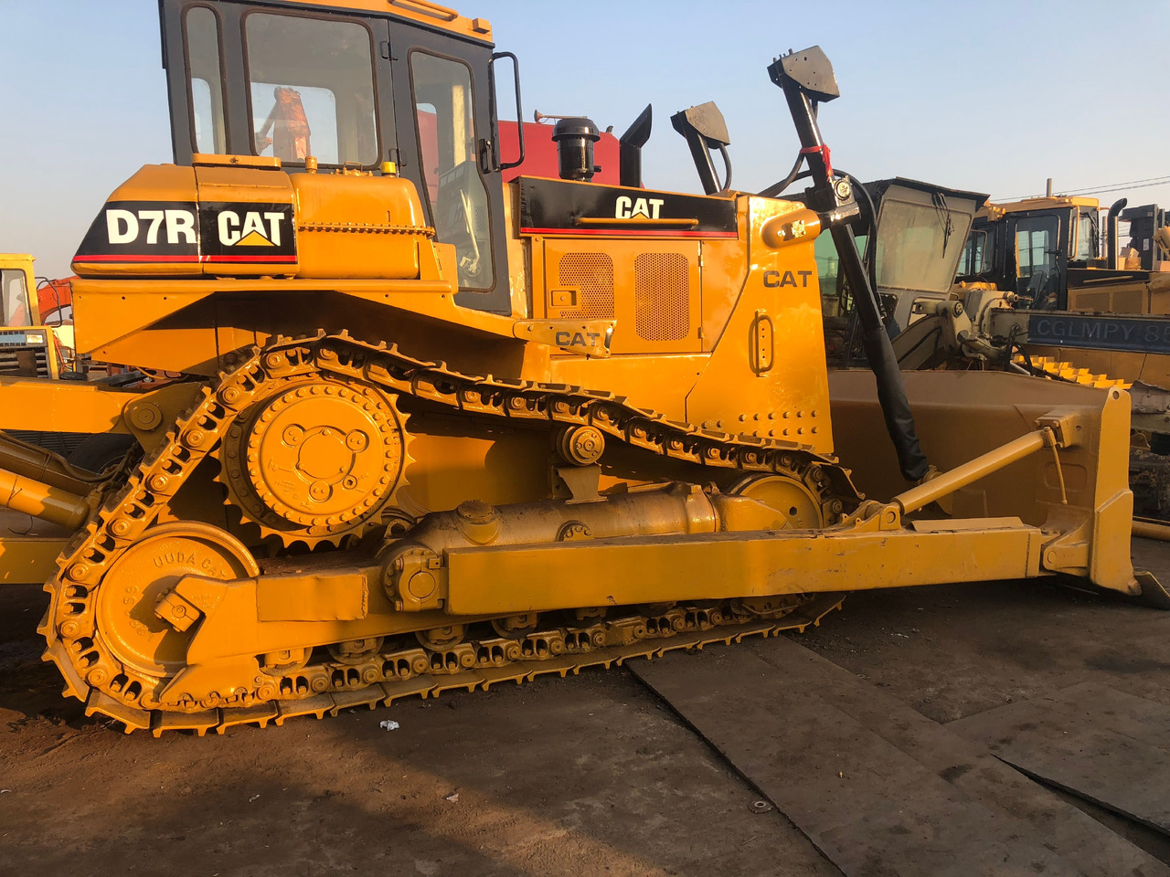 CATERPILLAR D7R - Bulldozer: photos 3 CATERPILLAR D7R - Bulldozer: photos 3