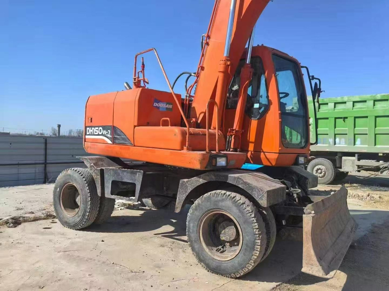 DOOSAN DH150W-7 - Pelle sur pneus: photos 1 DOOSAN DH150W-7 - Pelle sur pneus: photos 1