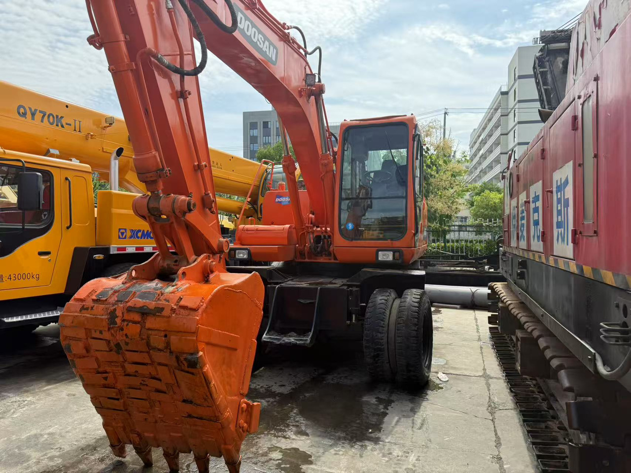 DOOSAN DH150W-7 - Pelle sur pneus: photos 1 DOOSAN DH150W-7 - Pelle sur pneus: photos 1