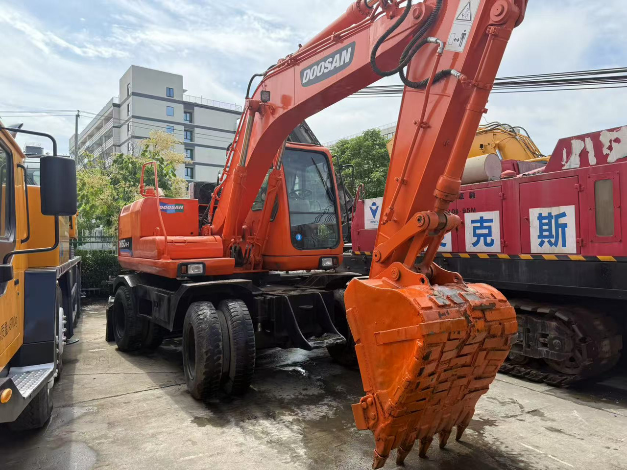 DOOSAN DH150W-7 - Pelle sur pneus: photos 4 DOOSAN DH150W-7 - Pelle sur pneus: photos 4