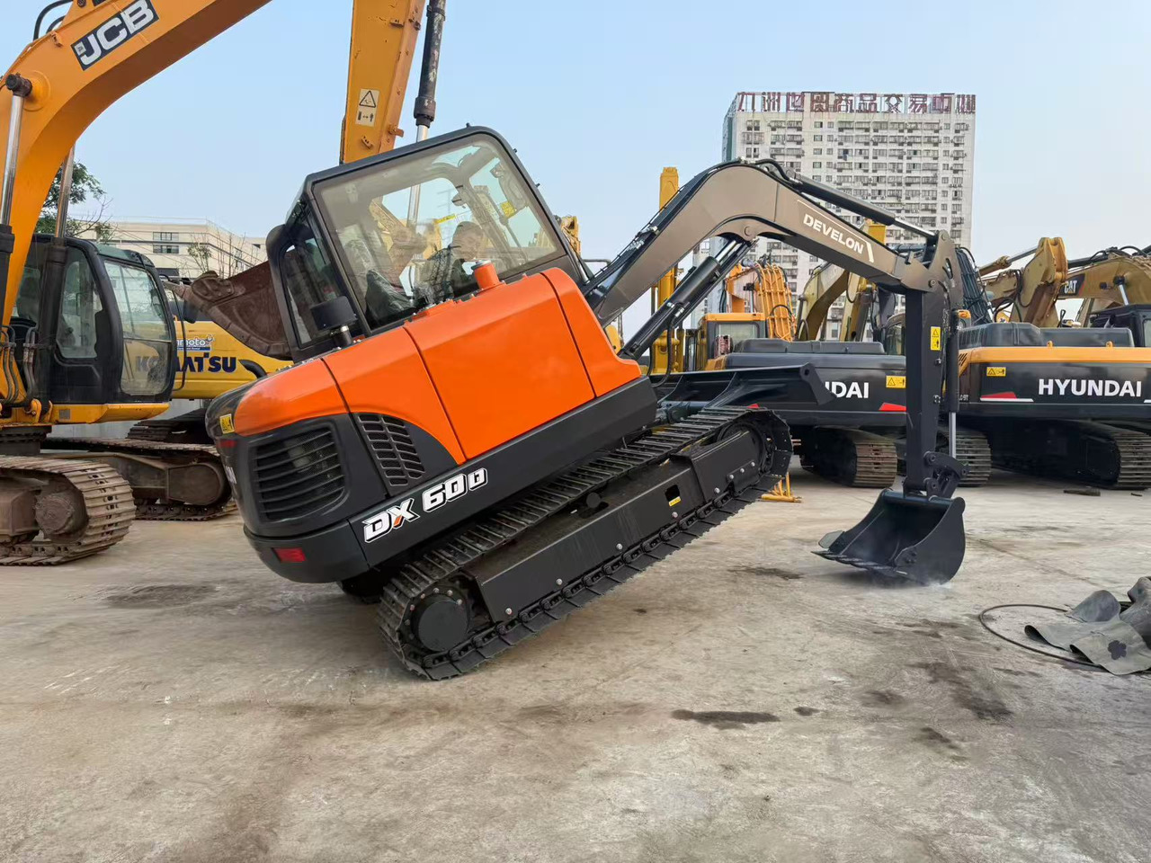 DOOSAN DX60D-10 - Mini pelle: photos 1 DOOSAN DX60D-10 - Mini pelle: photos 1