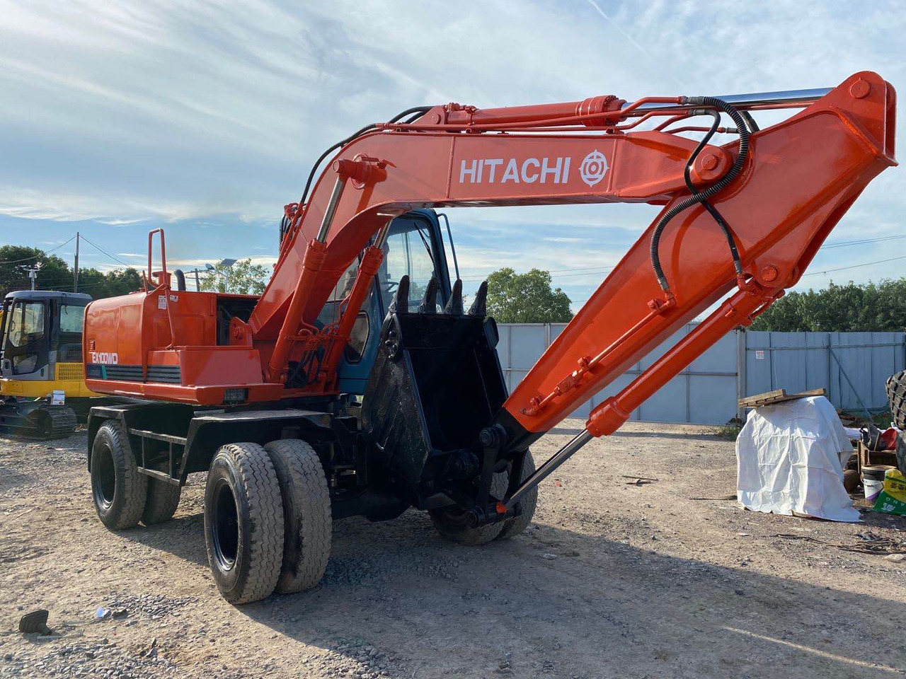 HITACHI EX100WD - Pelle sur pneus: photos 2 HITACHI EX100WD - Pelle sur pneus: photos 2