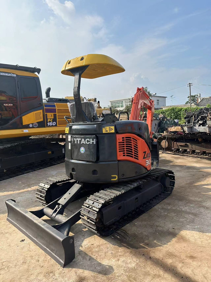 HITACHI ZX30 - Pelle sur chenille: photos 2 HITACHI ZX30 - Pelle sur chenille: photos 2