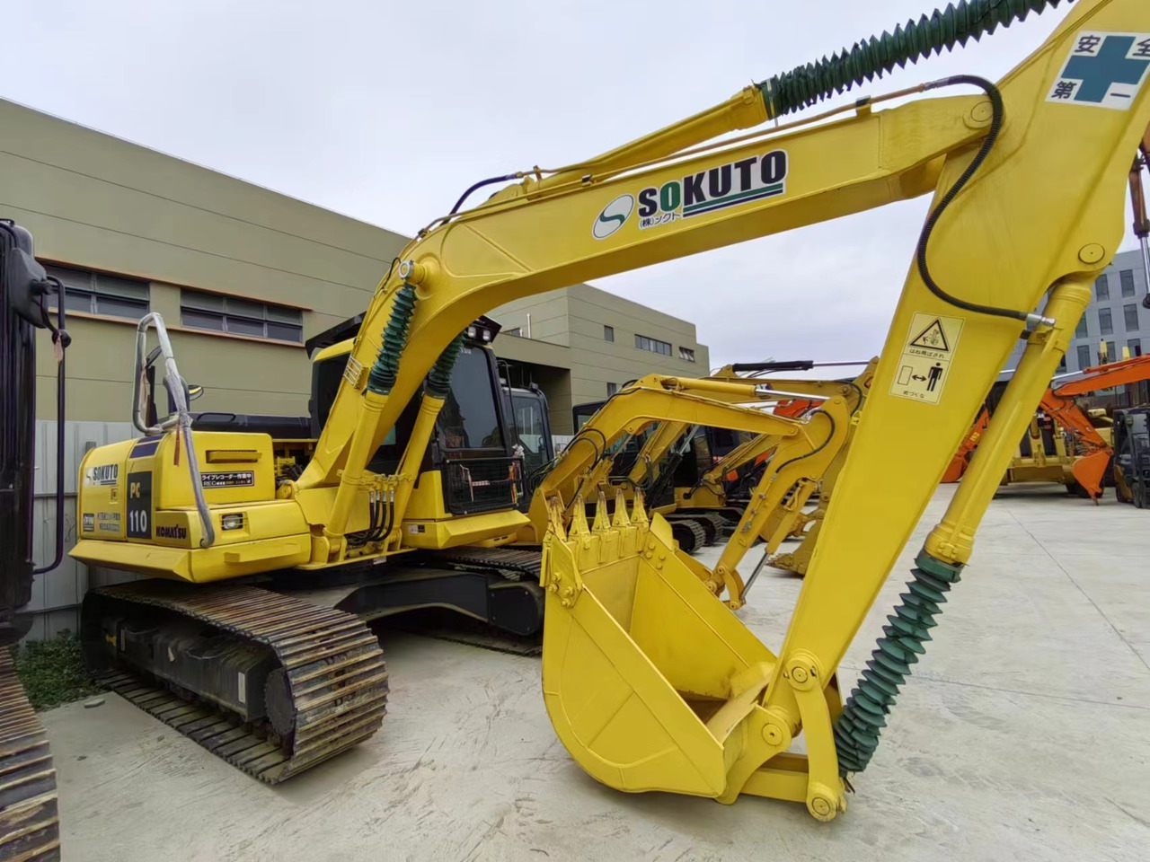 KOMATSU PC110-7 - Pelle sur chenille: photos 1 KOMATSU PC110-7 - Pelle sur chenille: photos 1