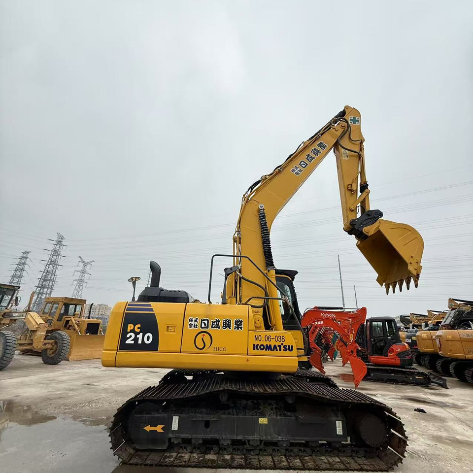 KOMATSU PC210-8 - Pelle sur chenille: photos 2 KOMATSU PC210-8 - Pelle sur chenille: photos 2