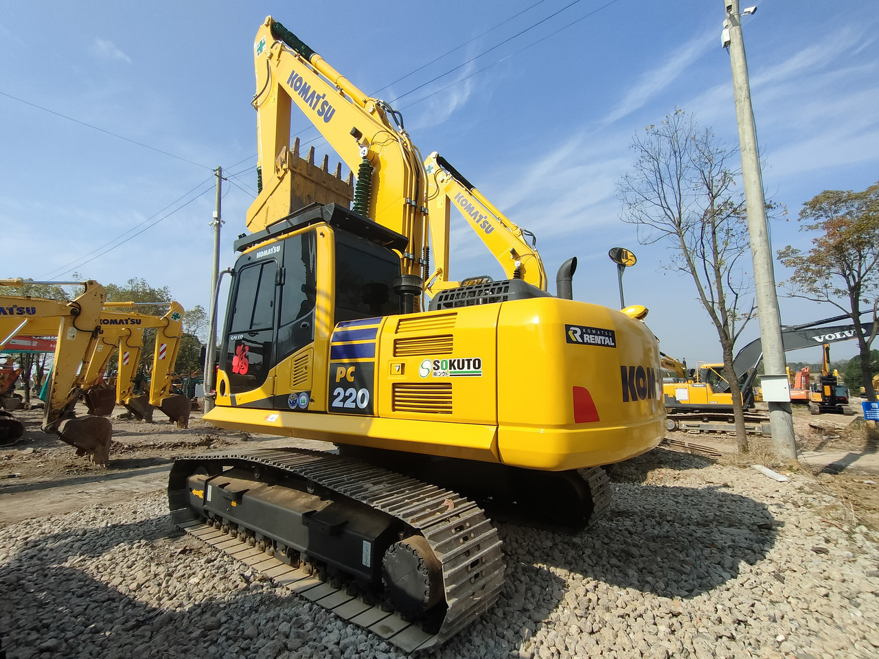 KOMATSU PC220-8 - Pelle sur chenille: photos 1 KOMATSU PC220-8 - Pelle sur chenille: photos 1