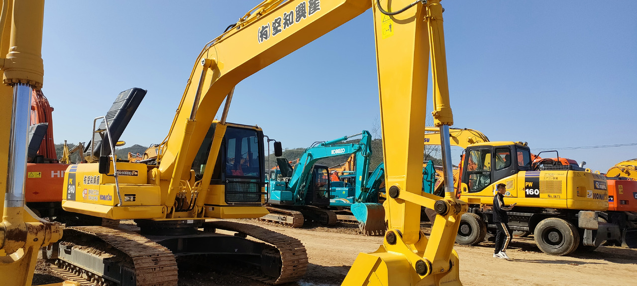 KOMATSU PC240-8 - Pelle sur chenille: photos 3 KOMATSU PC240-8 - Pelle sur chenille: photos 3