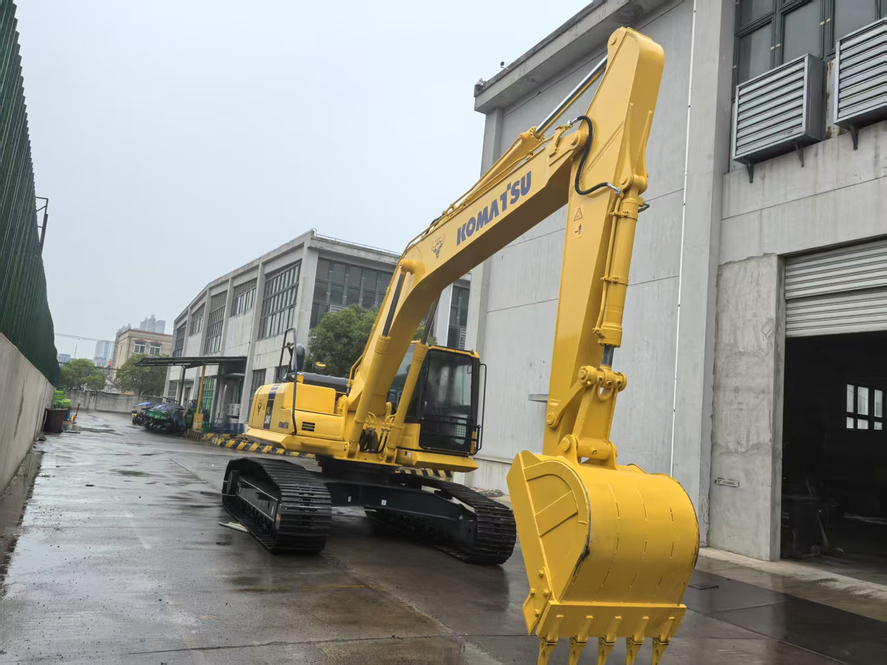KOMATSU PC240LC-8M0 - Pelle sur chenille: photos 1 KOMATSU PC240LC-8M0 - Pelle sur chenille: photos 1