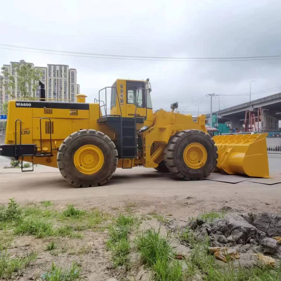 KOMATSU WA600-3 - Chargeuse sur pneus: photos 4 KOMATSU WA600-3 - Chargeuse sur pneus: photos 4