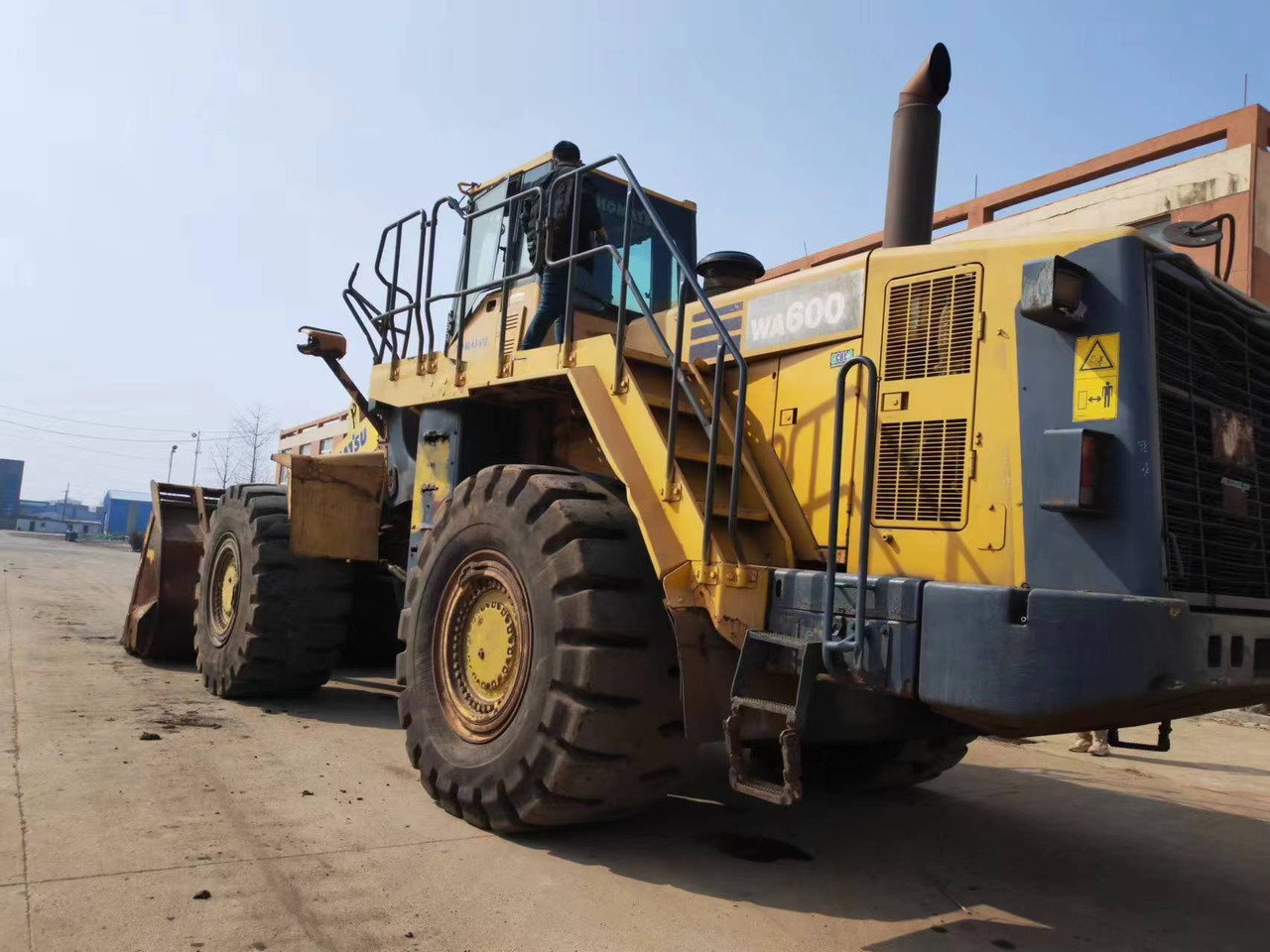 KOMATSU WA600-6 - Chargeuse sur pneus: photos 2 KOMATSU WA600-6 - Chargeuse sur pneus: photos 2