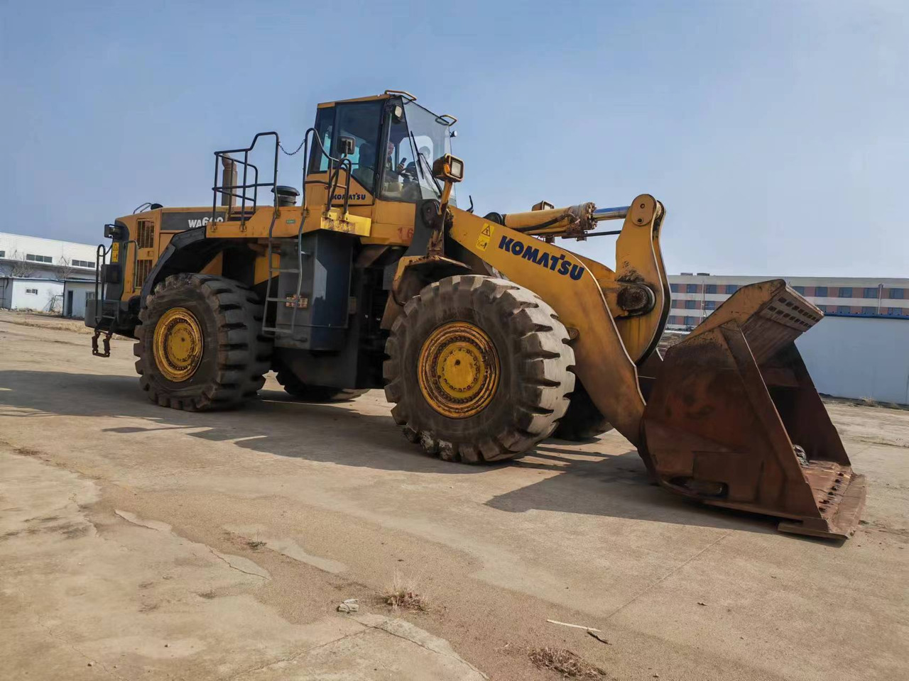 KOMATSU WA600-6 - Chargeuse sur pneus: photos 1 KOMATSU WA600-6 - Chargeuse sur pneus: photos 1