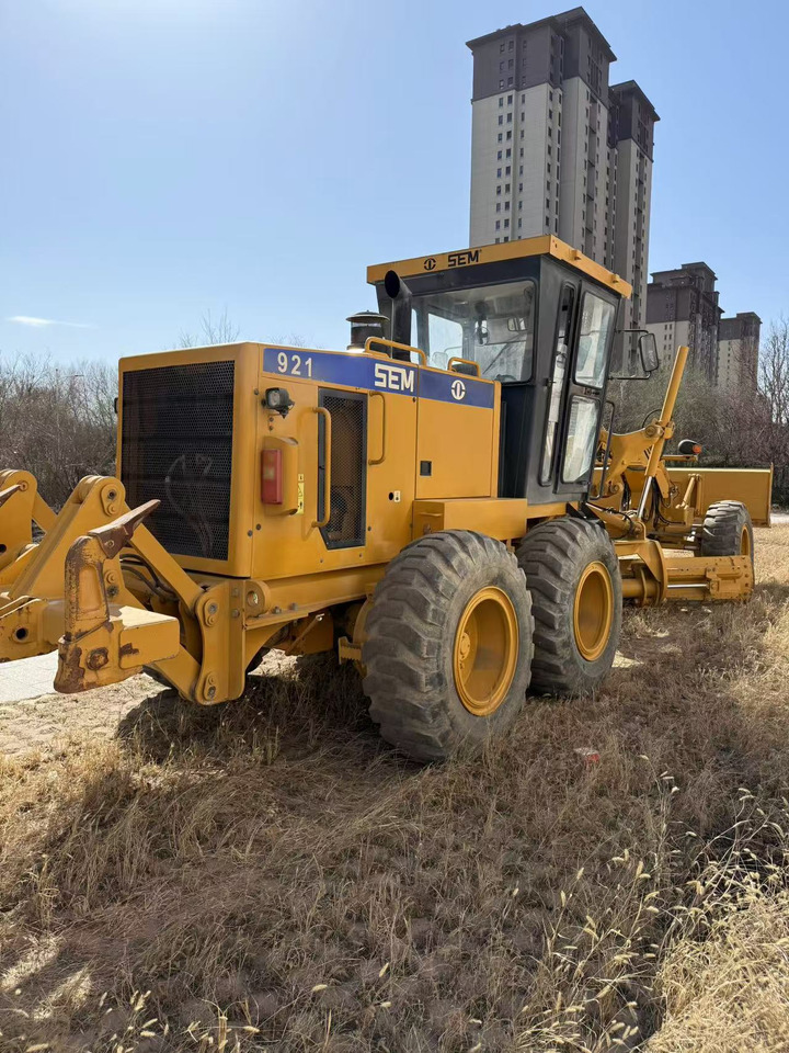 SEM 921 - Niveleuse: photos 1 SEM 921 - Niveleuse: photos 1