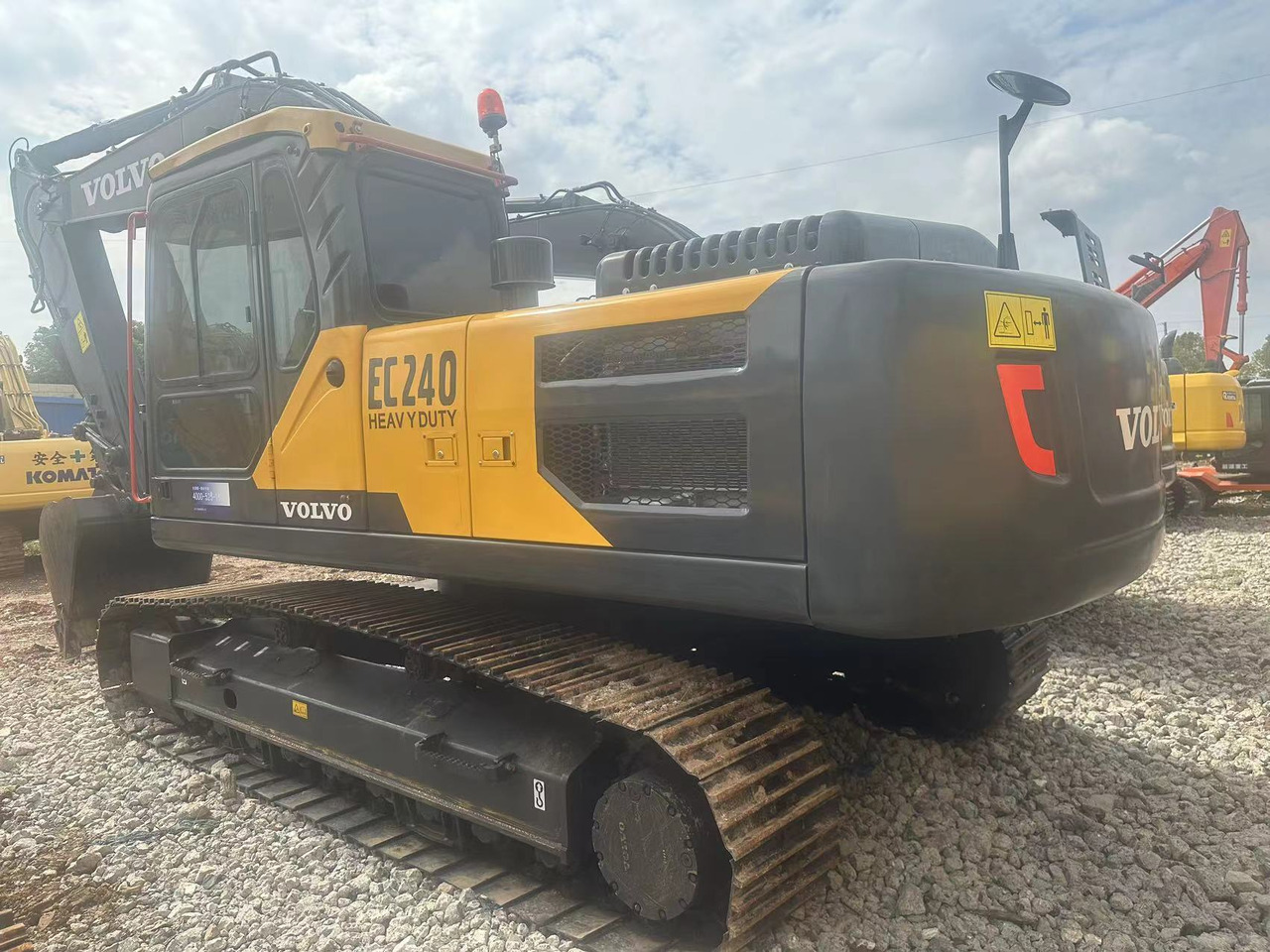 VOLVO EC240 - Pelle sur chenille: photos 1 VOLVO EC240 - Pelle sur chenille: photos 1
