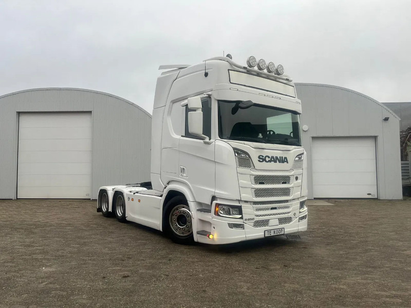 Scania R650 V8 NGS R650 6x4 - Tracteur routier: photos 1 Scania R650 V8 NGS R650 6x4 - Tracteur routier: photos 1