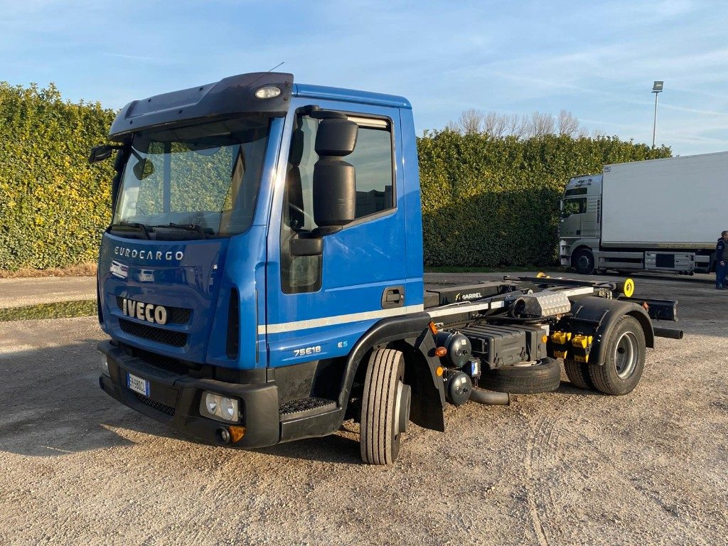 IVECO EUROCARGO 75E18 SCARRABILE - Camion ampliroll: photos 1 IVECO EUROCARGO 75E18 SCARRABILE - Camion ampliroll: photos 1
