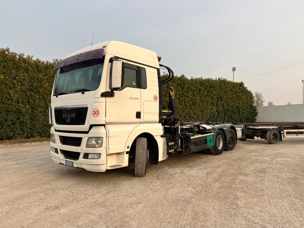 MAN TGX 26.440 SCARRABILE CON GRU - Camion ampliroll: photos 1 MAN TGX 26.440 SCARRABILE CON GRU - Camion ampliroll: photos 1