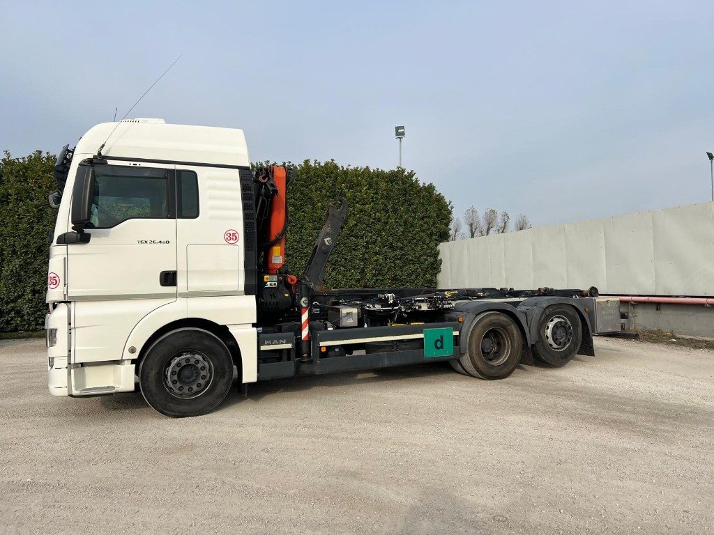 MAN TGX 26.480 SCARRABILE CON GRU DIETRO CABINA - Camion ampliroll: photos 2 MAN TGX 26.480 SCARRABILE CON GRU DIETRO CABINA - Camion ampliroll: photos 2