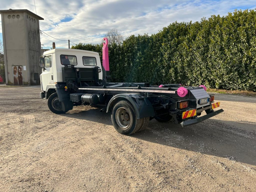 NISSAN 130/115 SCARRABILE - Camion ampliroll: photos 3 NISSAN 130/115 SCARRABILE - Camion ampliroll: photos 3