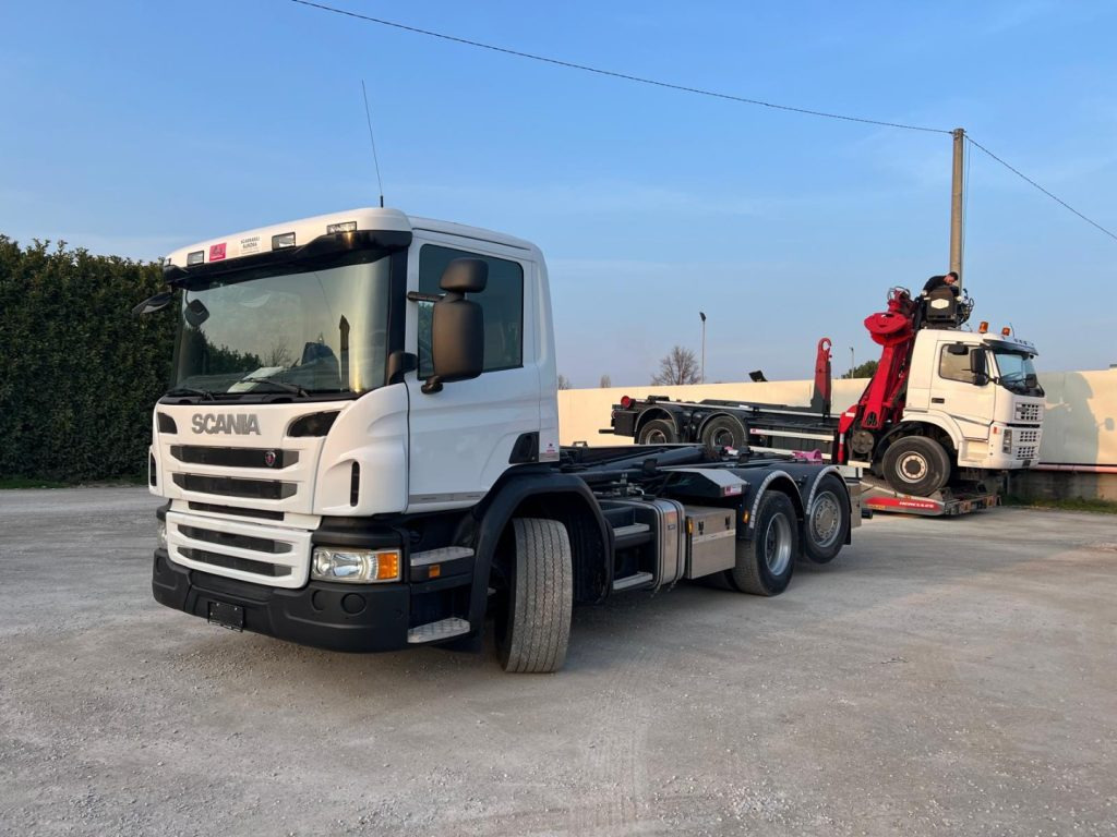 SCANIA P410 SCARRABILE CON RIDUTTORE AI MOZZI - Camion ampliroll: photos 1 SCANIA P410 SCARRABILE CON RIDUTTORE AI MOZZI - Camion ampliroll: photos 1