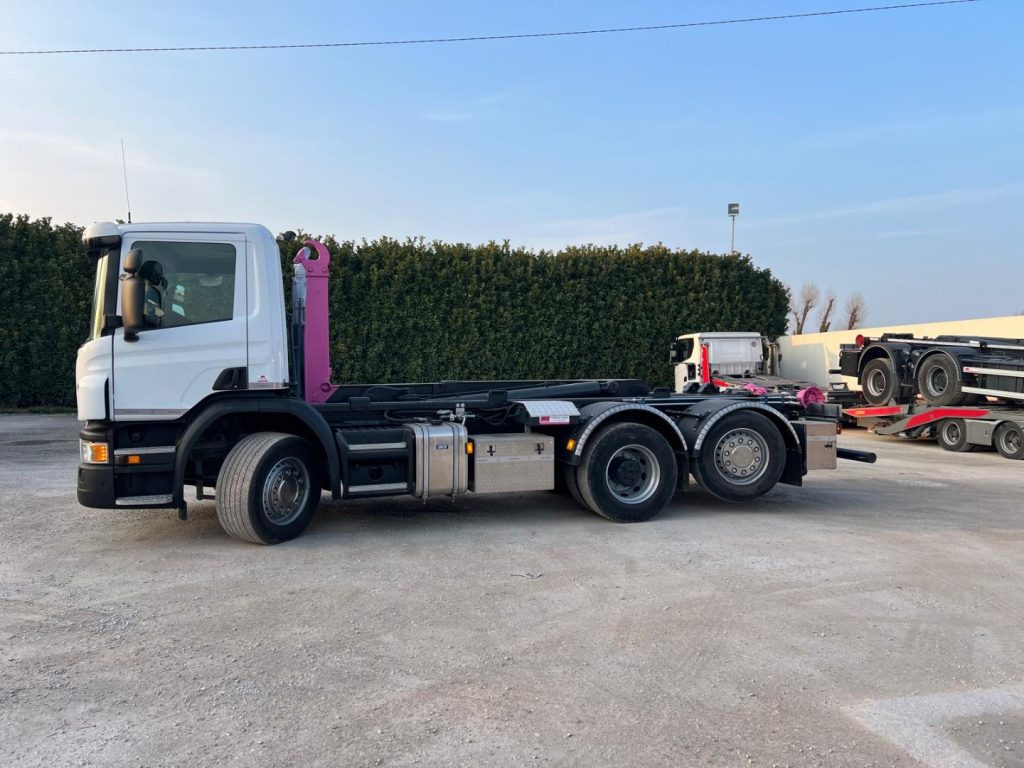 SCANIA P410 SCARRABILE CON RIDUTTORE AI MOZZI - Camion ampliroll: photos 2 SCANIA P410 SCARRABILE CON RIDUTTORE AI MOZZI - Camion ampliroll: photos 2