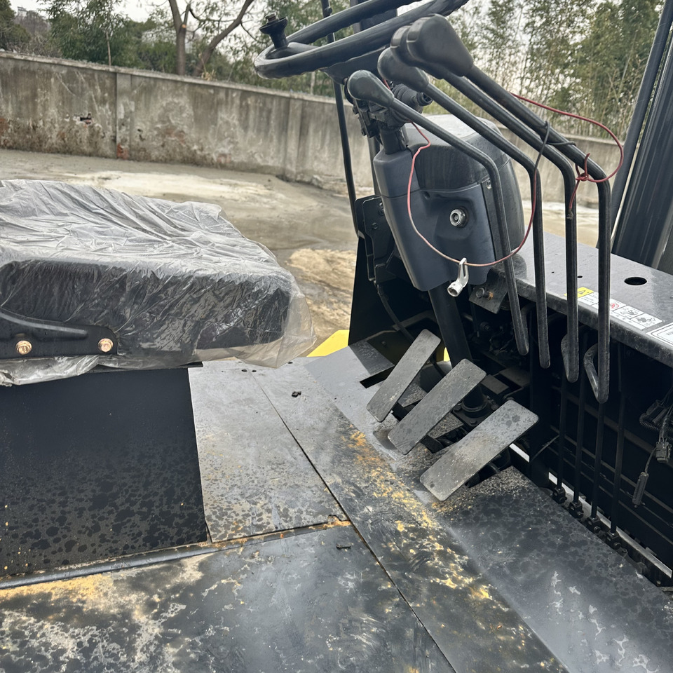 KOMATSU FD150 FD100 FD30 FD50 FD80 3Ton 5ton 8ton 10ton 15ton 16ton 20ton komatsu forklift - Chariot élévateur diesel: photos 5 KOMATSU FD150 FD100 FD30 FD50 FD80 3Ton 5ton 8ton 10ton 15ton 16ton 20ton komatsu forklift - Chariot élévateur diesel: photos 5