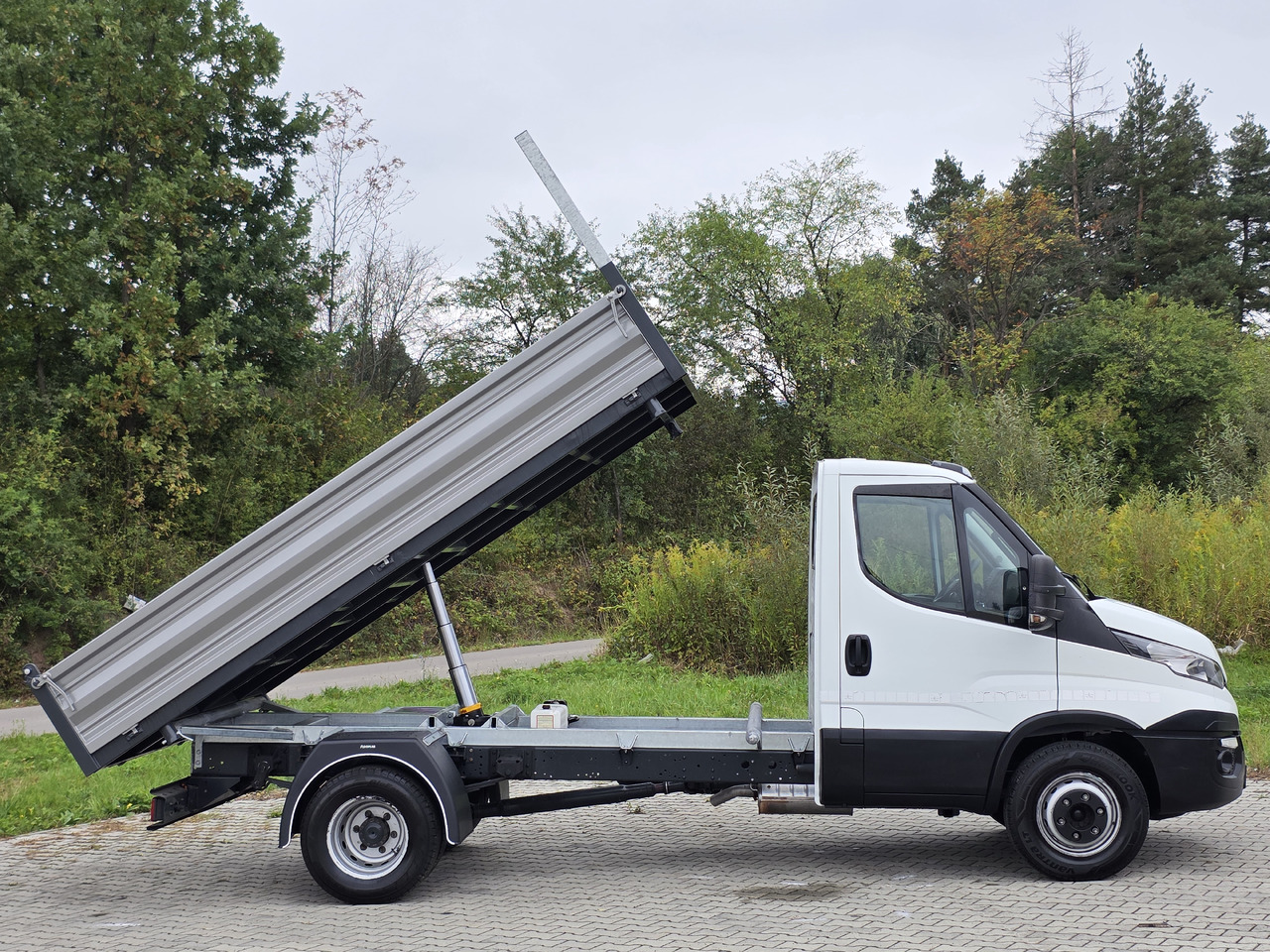 IVECO Daily 70c-17 Wywrotka 3.80 M ! Kiper 3-Stronny ! Klima ! 3.0 HPI * 170 Hp ! Super Stan ! Z Włoch ! - Véhicule utilitaire benne: photos 3 IVECO Daily 70c-17 Wywrotka 3.80 M ! Kiper 3-Stronny ! Klima ! 3.0 HPI * 170 Hp ! Super Stan ! Z Włoch ! - Véhicule utilitaire benne: photos 3