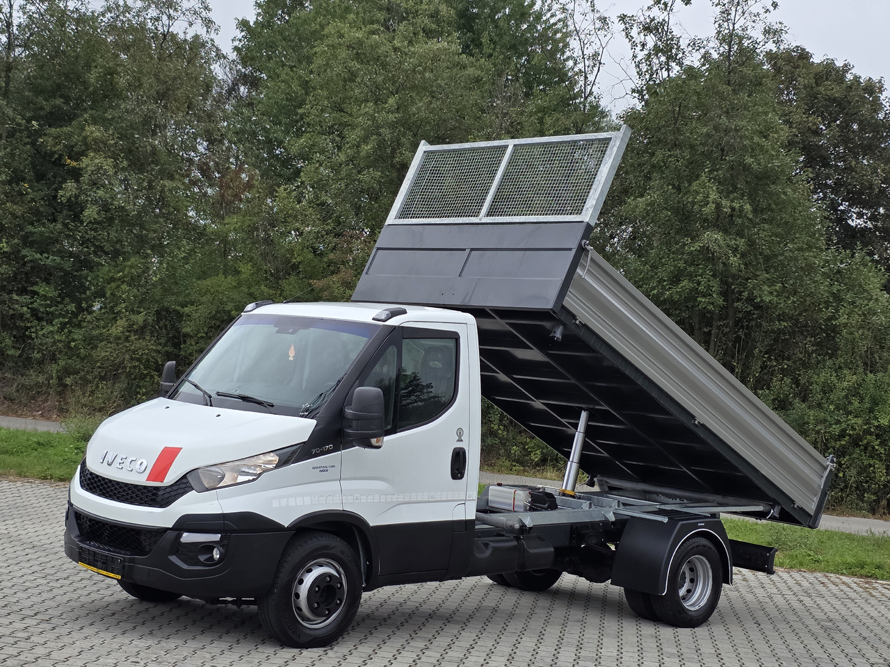 IVECO Daily 70c-17 Wywrotka 3.80 M ! Kiper 3-Stronny ! Klima ! 3.0 HPI * 170 Hp ! Super Stan ! Z Włoch ! - Véhicule utilitaire benne: photos 1 IVECO Daily 70c-17 Wywrotka 3.80 M ! Kiper 3-Stronny ! Klima ! 3.0 HPI * 170 Hp ! Super Stan ! Z Włoch ! - Véhicule utilitaire benne: photos 1