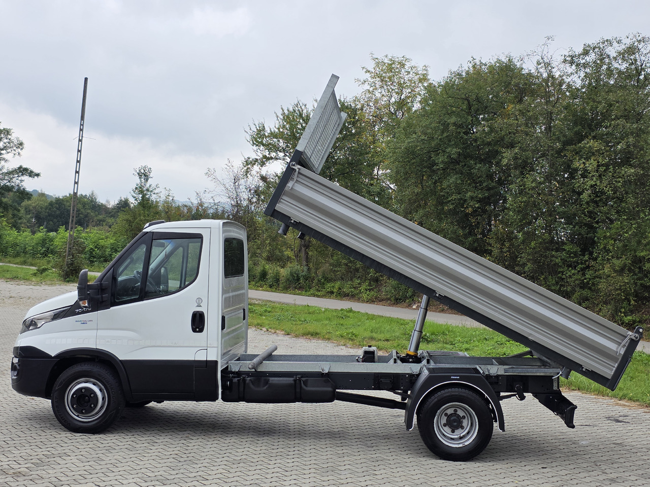 IVECO Daily 70c-17 Wywrotka 3.80 M ! Kiper 3-Stronny ! Klima ! 3.0 HPI * 170 Hp ! Super Stan ! Z Włoch ! - Véhicule utilitaire benne: photos 4 IVECO Daily 70c-17 Wywrotka 3.80 M ! Kiper 3-Stronny ! Klima ! 3.0 HPI * 170 Hp ! Super Stan ! Z Włoch ! - Véhicule utilitaire benne: photos 4