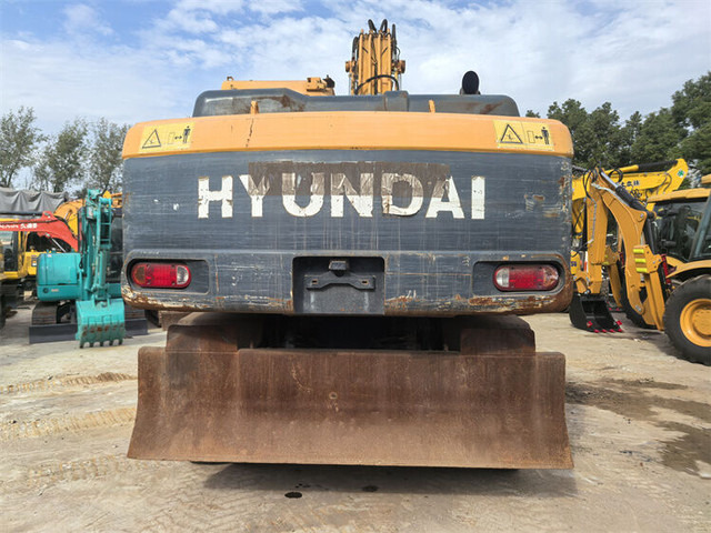 Hyundai R210W-9S - Pelle sur pneus: photos 5 Hyundai R210W-9S - Pelle sur pneus: photos 5