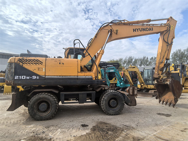 Hyundai R210W-9S - Pelle sur pneus: photos 1 Hyundai R210W-9S - Pelle sur pneus: photos 1