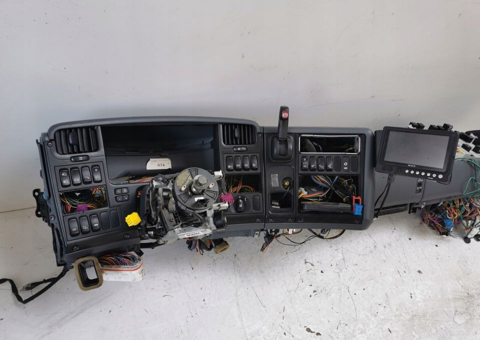 KONSOLA SCANIA R XPI G - Panel de instrumentos pour Camion: photos 3 KONSOLA SCANIA R XPI G - Panel de instrumentos pour Camion: photos 3