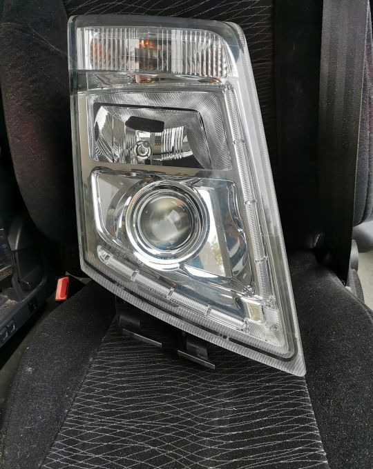 LAMPA XENON VOLVO FH 13 ORYGINAŁ PRAWA - Feu avant: photos 1 LAMPA XENON VOLVO FH 13 ORYGINAŁ PRAWA - Feu avant: photos 1
